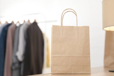 Kağıt torba tezgahın içinde, yakın plan. Metin için boşluk