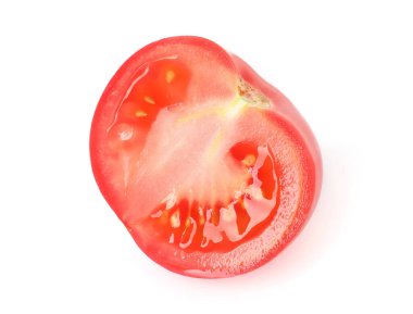 Olgun kırmızı domates parçası beyaza izole edilmiş.
