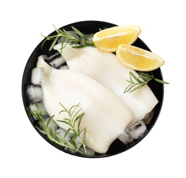 Buz küplü çiğ mürekkep balıkları, beyaz üzerine izole edilmiş limon ve biberiye.