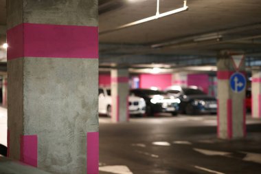 Yeraltı otoparkındaki birçok arabanın görüntüsü