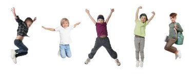 Beyaz arka planda zıplayan çocuklar. Bir grup küçük çocuk.