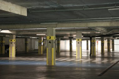 Özel park yerleri, yaya geçidi ve arabaları olan yeraltı otoparkı.