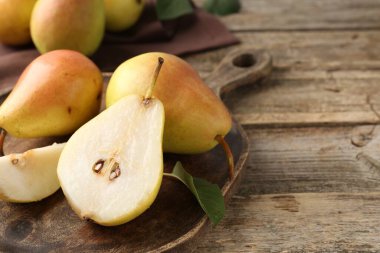 Tahta masada taze armutlar var, yakın plan. Metin için boşluk