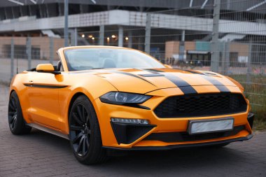 Modern Cabriolet taş kaldırıma park etmiş, yakın plan.