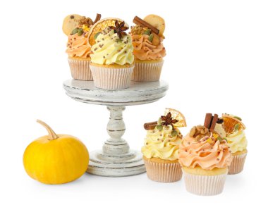 Beyaza izole edilmiş şekerli, baharatlı ve balkabaklı enfes kekler. Sonbahar atmosferi