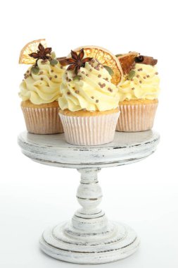 Beyaz tezgahta duran tatlı kapkekler ve baharatlar. Sonbahar atmosferi