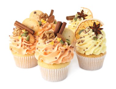 Beyaz üzerine serpiştirilmiş fındık ve baharat serpiştirilmiş lezzetli kekler. Sonbahar atmosferi