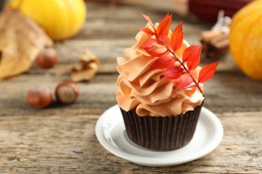 Ahşap masa üzerinde kırmızı yaprakları olan enfes bir kek, yazı için yeri olan yakın plan. Sonbahar atmosferi