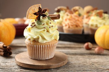 Gri arkaplanla ahşap masaya serpiştirilmiş nefis kekler, yazı için yeri olan yakın plan. Sonbahar atmosferi