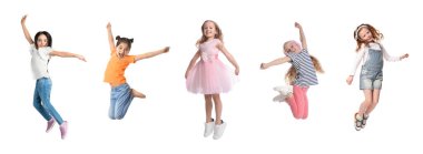 Beyaz arka planda zıplayan çocuklar. Bir grup küçük kız
