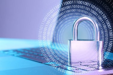 Bilgisayarda asma kilit, yakın çekim. İkili kod. Siber güvenlik