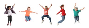 Beyaz arka planda zıplayan çocuklar. Bir grup küçük çocuk.