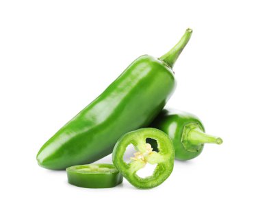 Taze yeşil biberler beyaza izole edilmiş. Tam ve dilimlenmiş.