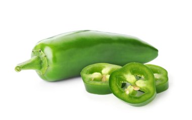 Taze yeşil biberler beyaza izole edilmiş. Tam ve dilimlenmiş.