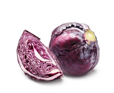 Taze kırmızı lahana beyaza izole edilmiş. Tam ve dilimlenmiş.