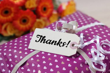 Hediye kutusuna iliştirilmiş etikete teşekkür et, kapat