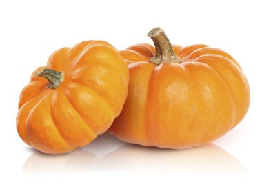 İki taze turuncu balkabağı beyaza izole edilmiş.