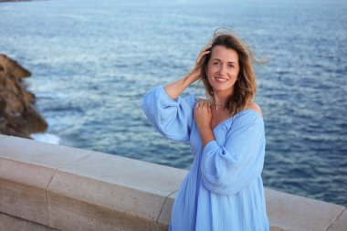 Yaz günü deniz kenarında güzel bir kadın. Yazmak için yer var.