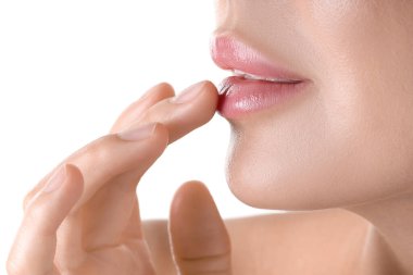 Beyaz arka planda güzel dudakları olan bir kadın, yakın plan.