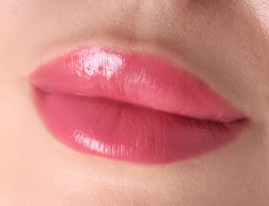 Dudaklarında güzel pembe ruj lekesi olan bir kadın beyaz arka planda, yakın plan.