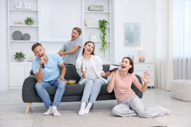 Evde karaoke şarkı arkadaş grubu