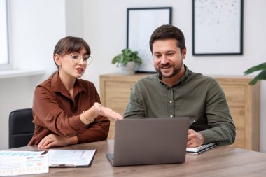 Ofiste müvekkil ile çalışan bir danışman. İş toplantısı