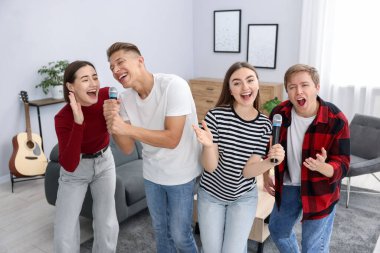 Evde karaoke şarkı arkadaş grubu