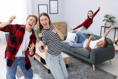 Evde karaoke şarkı arkadaş grubu