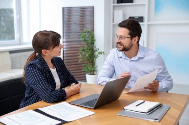 Ofiste müvekkil ile çalışan bir danışman. İş toplantısı