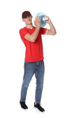 Beyaz arka planda serin su şişesi olan teslimatçı.