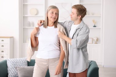 Oğlu evde mutlu annesine bakıyor. Aile bağı