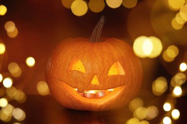 Cadılar Bayramı balkabağı feneri. Kabak, oyulmuş tüyler ürpertici bir yüz, bokeh etkisi