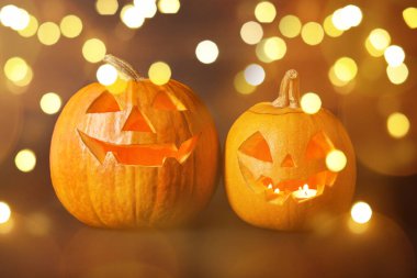 Cadılar Bayramı balkabağı fenerleri. Kabaklar oyulmuş tüyler ürpertici yüzler, bokeh etkisi