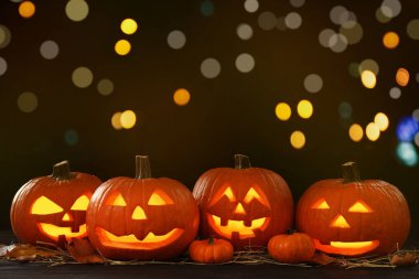 Cadılar Bayramı balkabağı fenerleri. Kabaklar oyulmuş tüyler ürpertici yüzler, bokeh etkisi