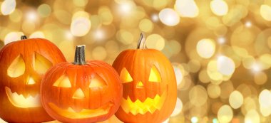 Cadılar Bayramı balkabağı fenerleri. Kabaklar oyulmuş tüyler ürpertici yüzler, bokeh etkisi