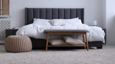 Şirin Galli Corgi evde oyuncakla oynuyor.