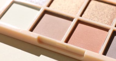 Renkli göz falı paleti ışık arkaplanı açıyor, kapat