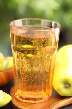 Lezzetli elma şarabı cam ve elmalar açık havada, yakın plan.