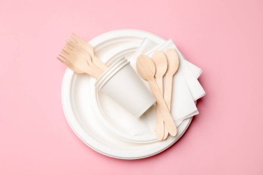 Pembe arka planda tek kullanımlık tablo takımı, üst görünüm