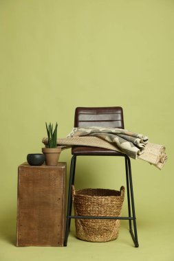 Şık bar taburesi ve zeytin arka planında kullanılan diğer şeyler