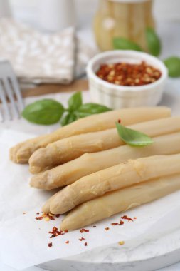 Baharatlı ve fesleğenli kuşkonmaz mızrakları, yakın plan.