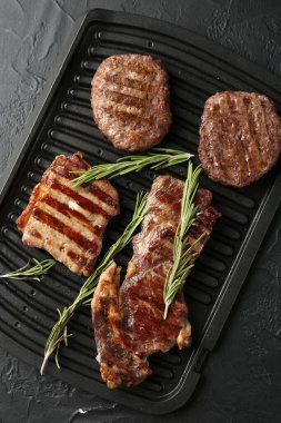 Siyah desenli masada biberiyeli leziz ızgara et.