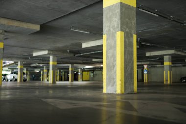 Yer altı otoparkı, özel park yerleri ve arabaları var, düşük açılı.