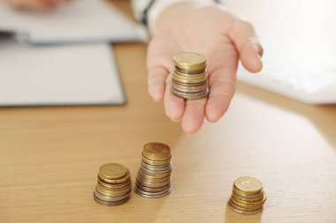 Tahta masada parası olan kadın, seçici odaklı.