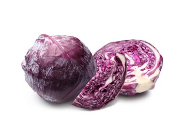 Taze kırmızı lahana beyaza izole edilmiş. Tam ve dilimlenmiş.