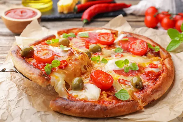 Peynirli, domatesli ve zeytinli lezzetli bir pizza.
