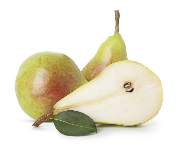 Свежие сладкие груши, изолированные на белом. Целый и нарезанный
