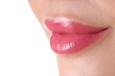 Dudaklarında güzel pembe ruj lekesi olan bir kadın beyaz arka planda, yakın plan.