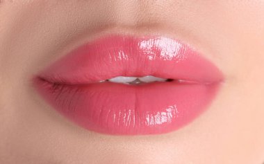Dudaklarında güzel pembe rujlu bir kadın, makro manzaralı.