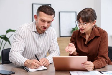 Ofiste müvekkil ile çalışan bir danışman. İş toplantısı